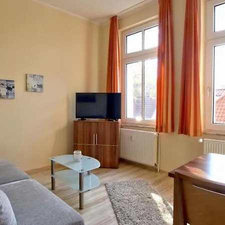 Apartment 6 Rosenrot